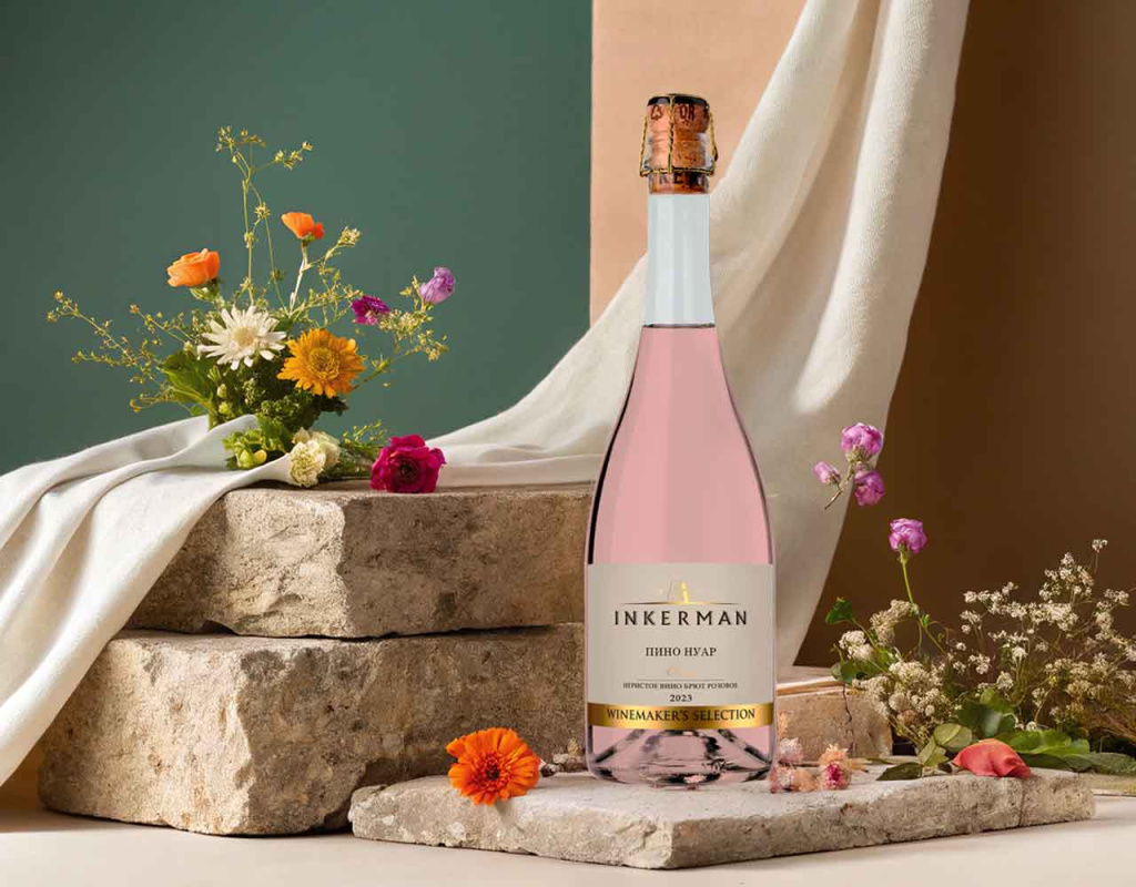 Новинка в линейке игристых вин WINEMAKER’S SELECTION — яркое розовое игристое вино «Пино Нуар» брют.